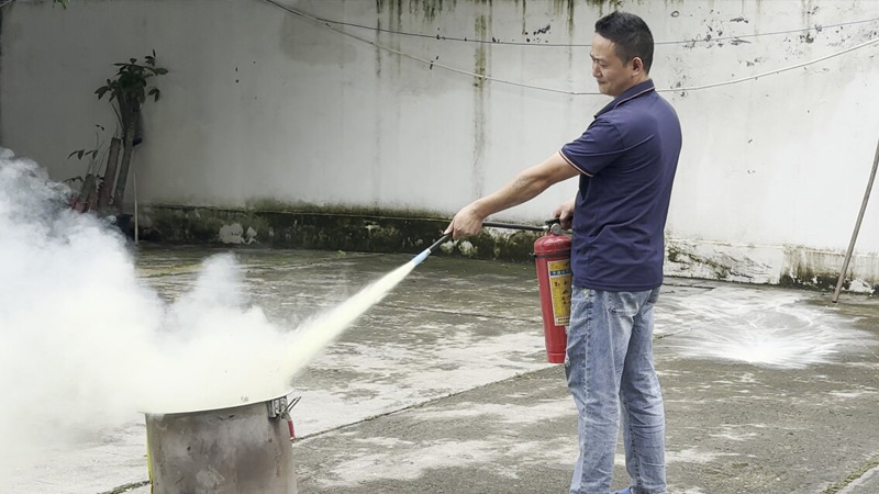 滅火器使用演練 滅火器使用演練